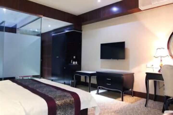 Room 6 of 7