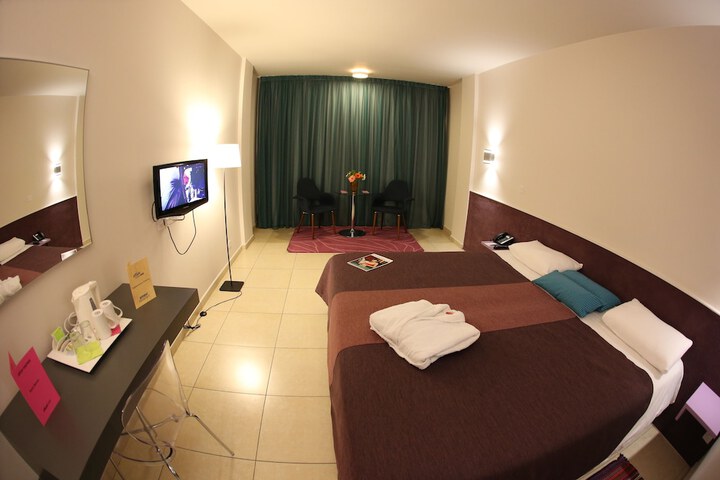 Room 10 of 32