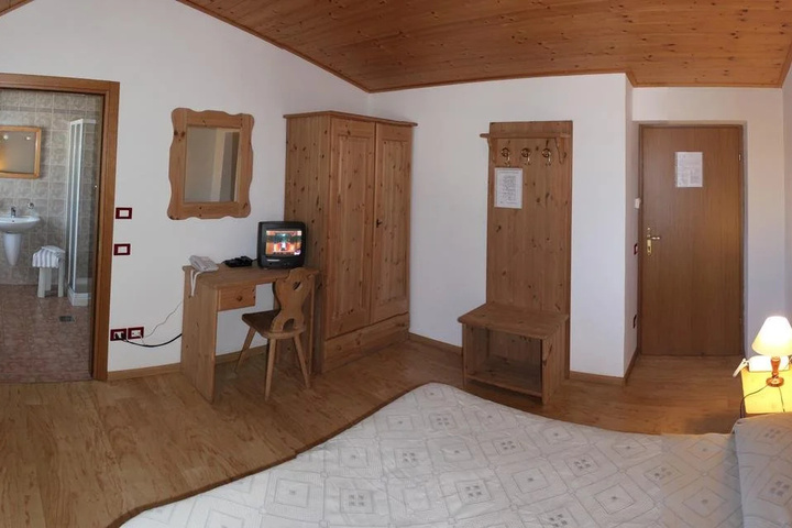 Room 5 of 18
