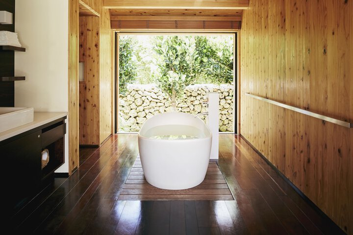 Deep soaking bathtub