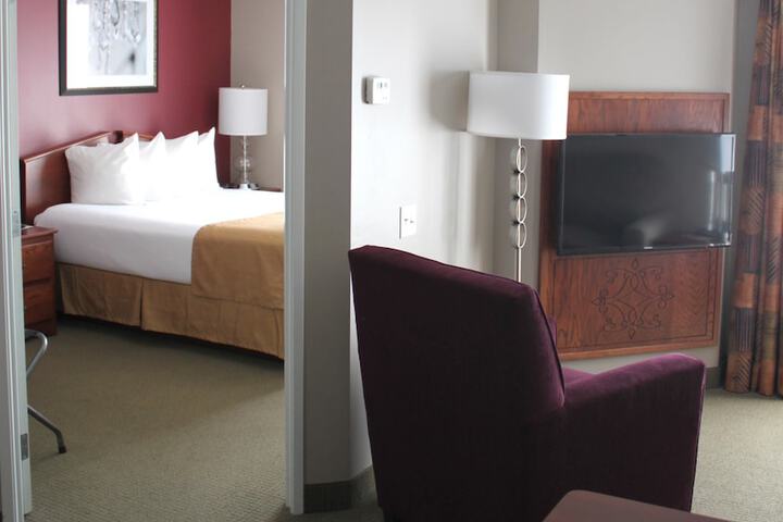 1 Bedroom Queen Bed Accessible (3 of 10)
