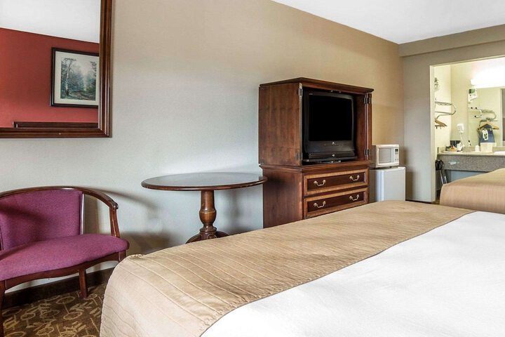 1 Queen Bed (10 of 14)