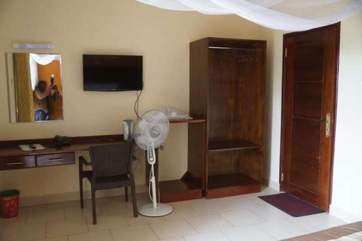 Room 9 of 42