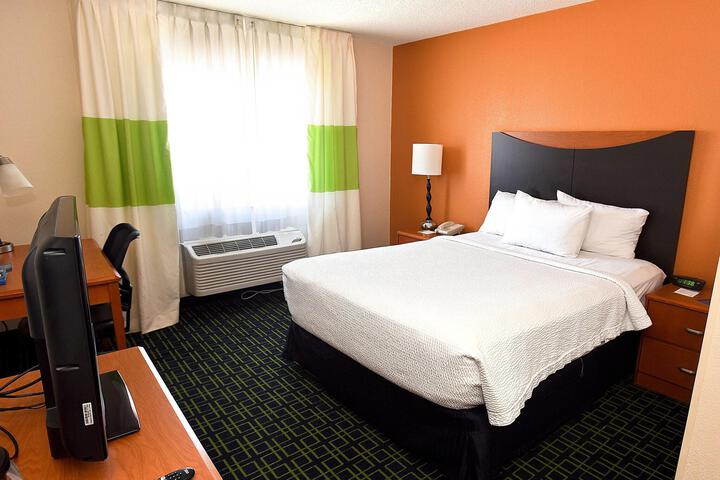 1 Queen Bed (4 of 10)