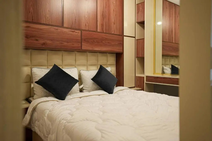 Room 4 of 18