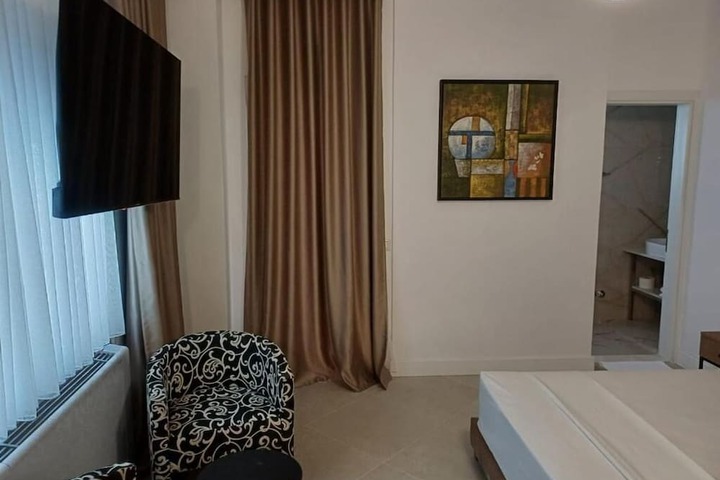 Room 18 of 132