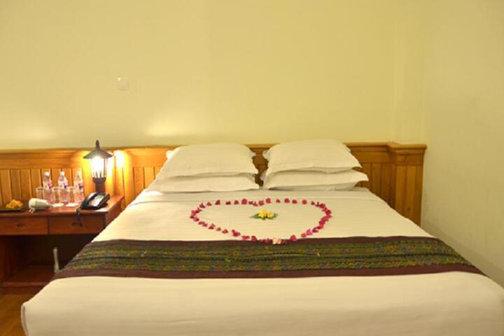 Sky Palace Hotel & Cafe Flight
