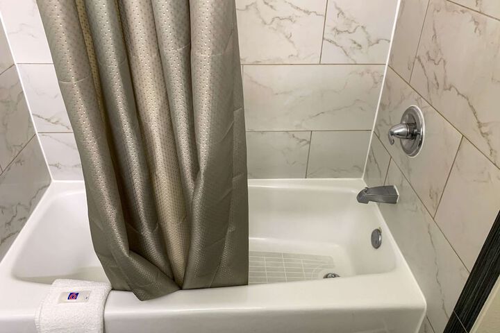 Deep soaking bathtub