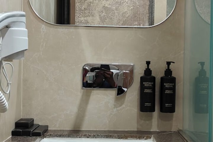 Room 9 of 10
