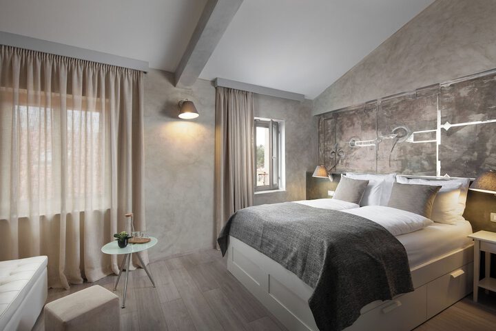 Room 8 of 20