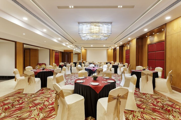 Ballroom/Hall 28 of 33