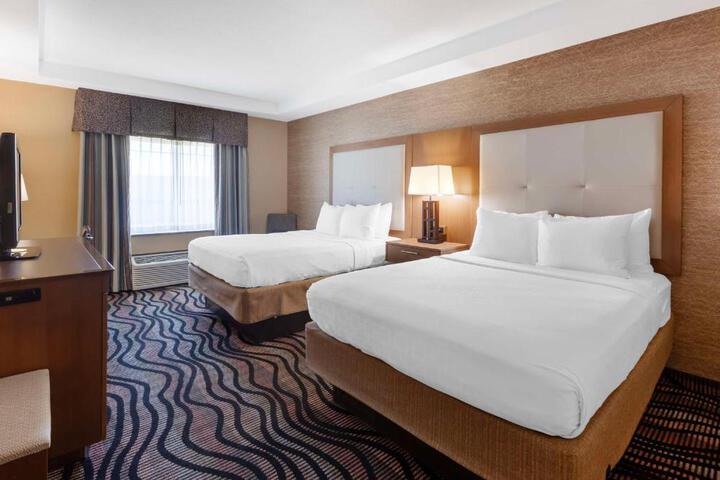1 King Bed Refrigerator WiFi Continental Breakfast (14 of 19)