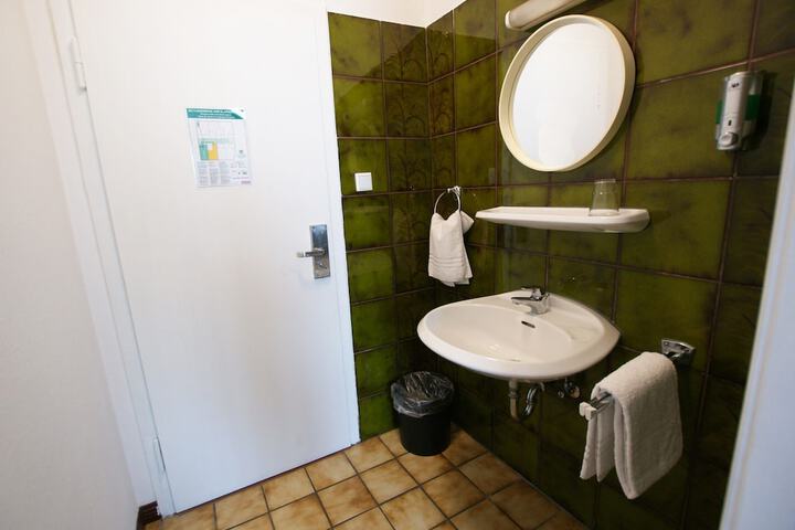 Room 20 of 33