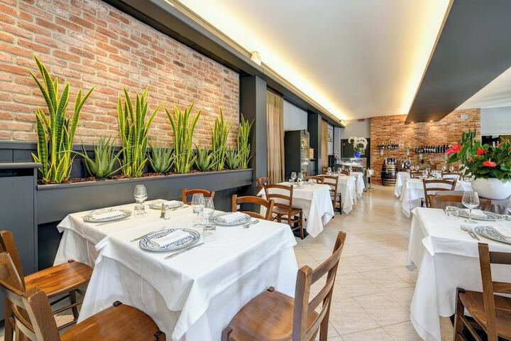 Dining 46 of 104