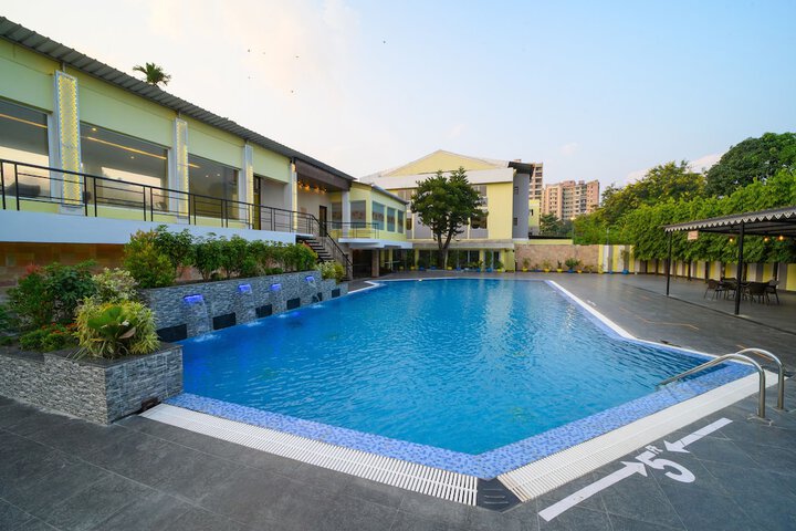 Hotel with Pool