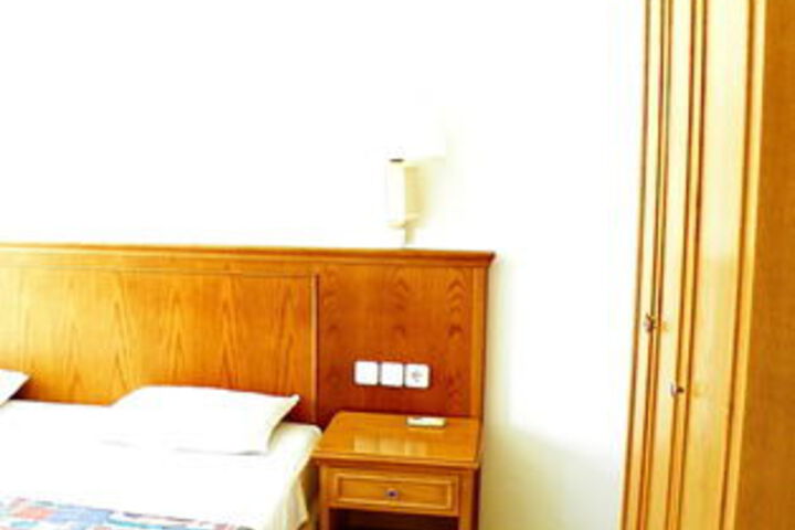 Room 4 of 8
