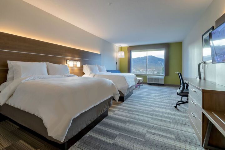 2 Queen Beds Standard Extra Floor Space (1 of 16)