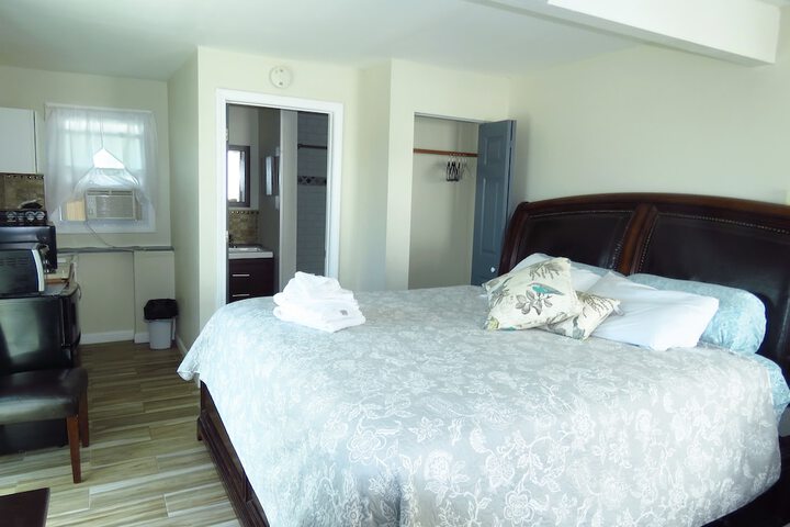 Room 6 of 77