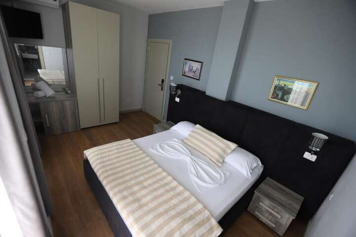 Room 33 of 66