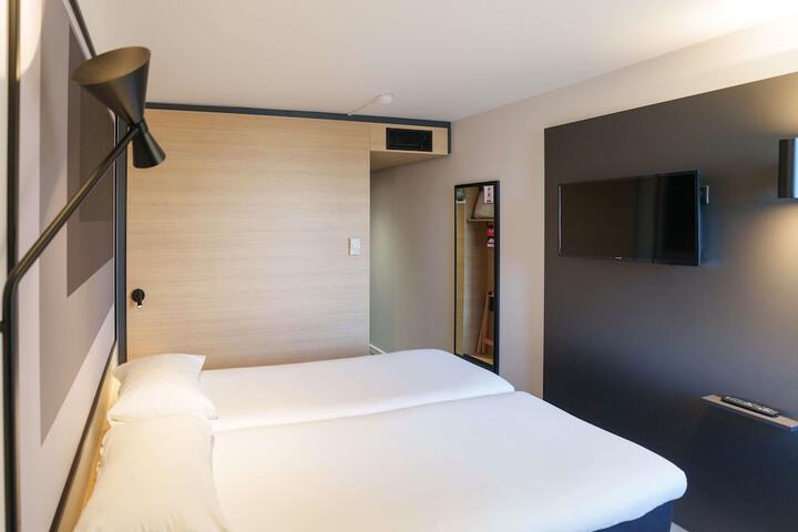Room 8 of 28