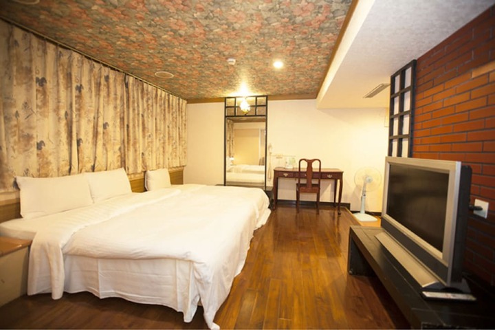 Room 13 of 21