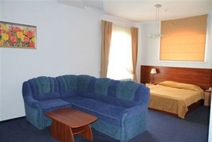 Room 11 of 25
