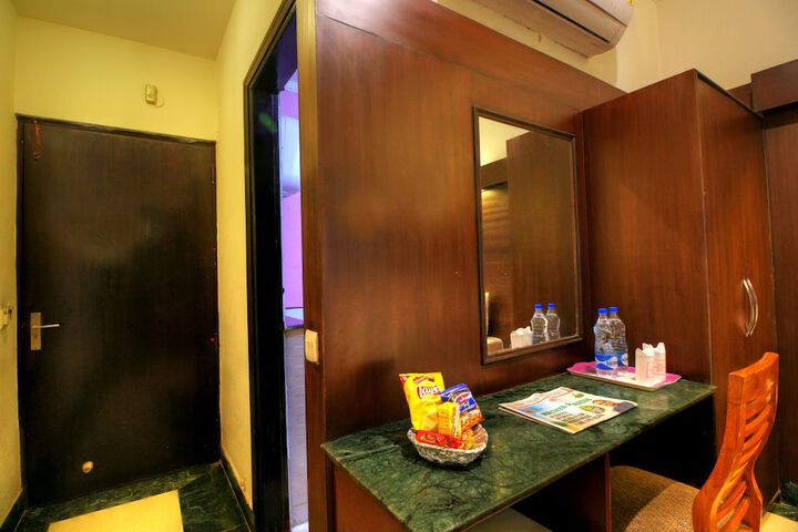 Room 10 of 12