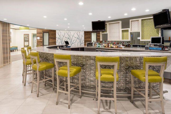 Lounge 19 of 26