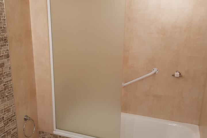 Deep soaking bathtub