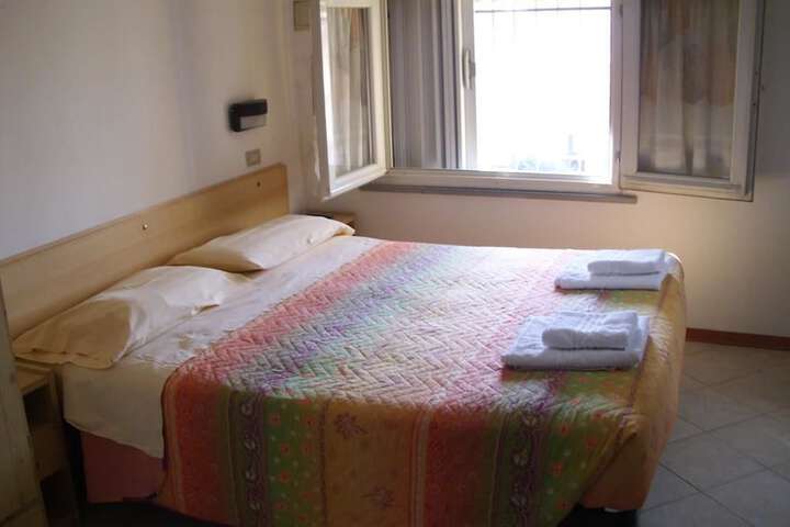Room 5 of 10