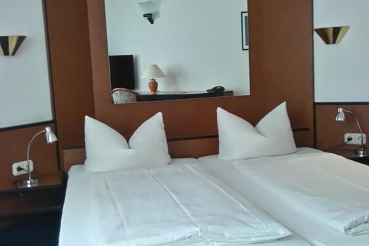 Room 16 of 38