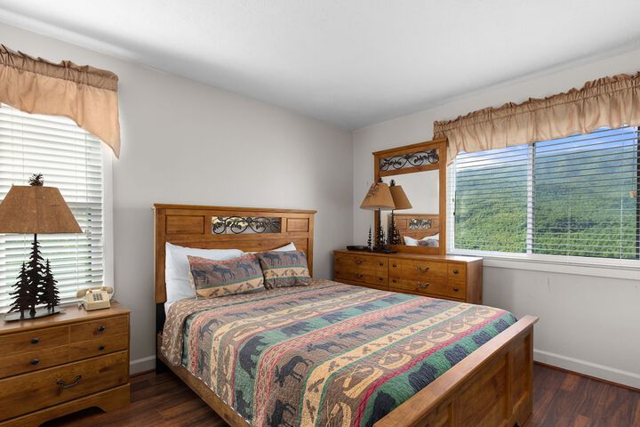 Room 4 of 102