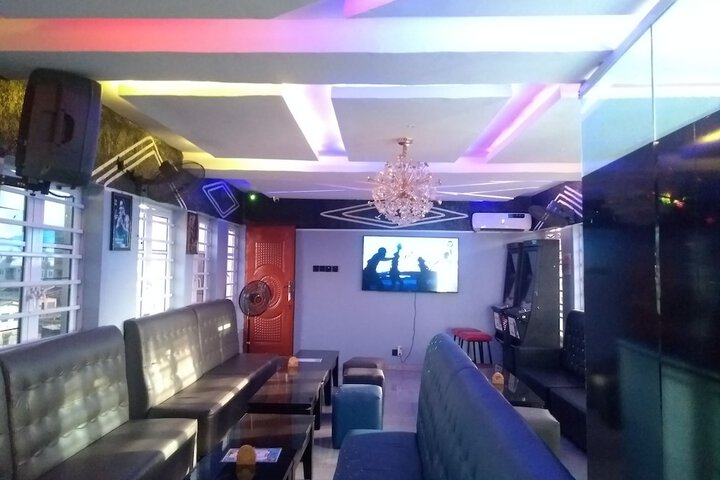 Lounge 38 of 39
