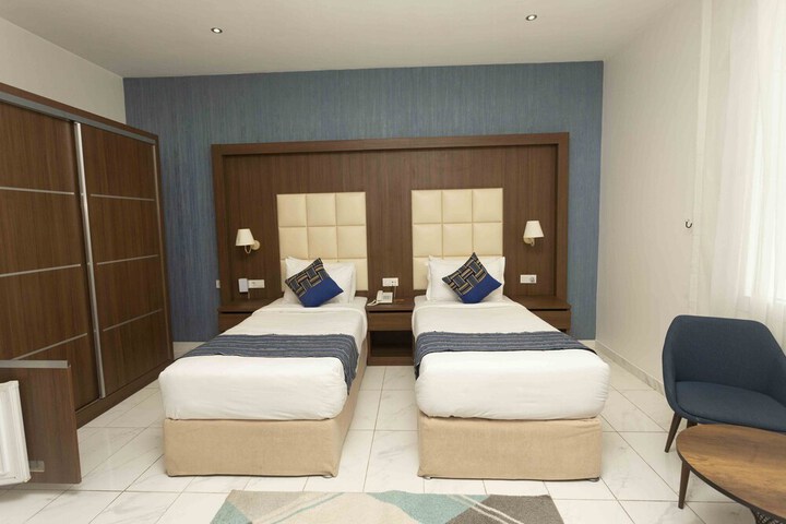 Room 33 of 83