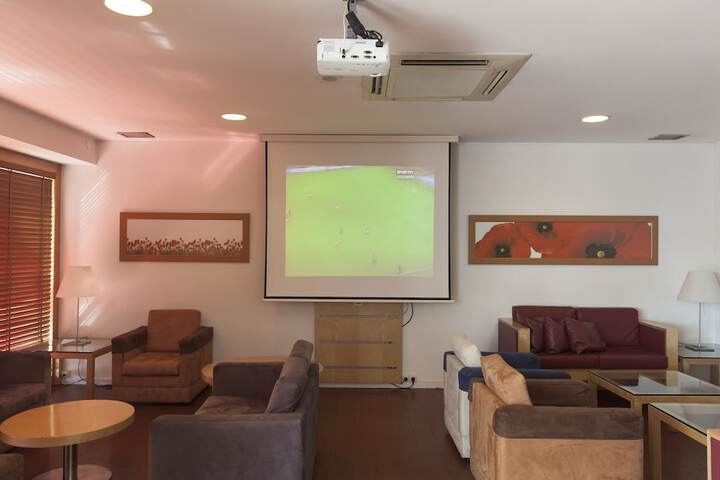 Lounge 54 of 80