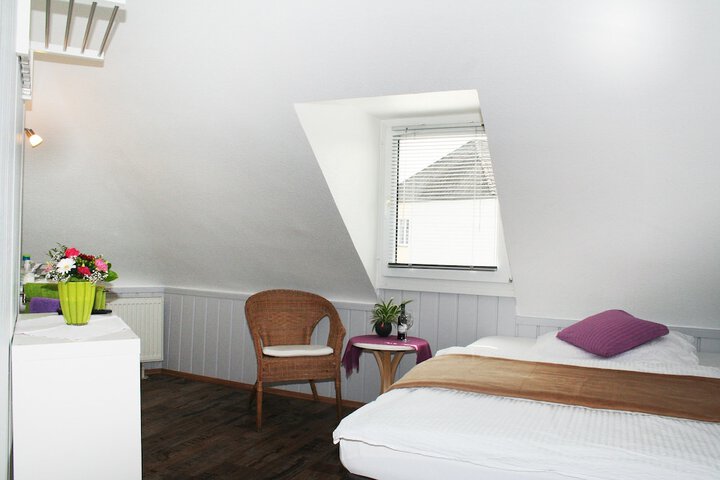 Room 8 of 34