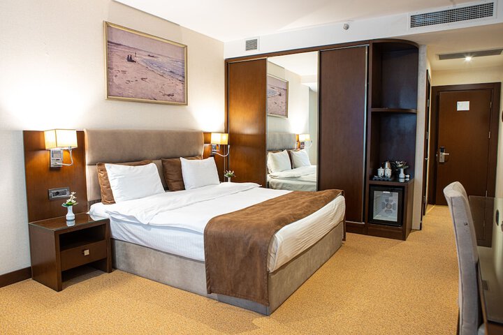 Room 46 of 342