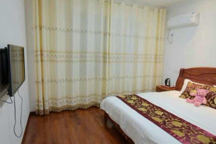 Room 4 of 16