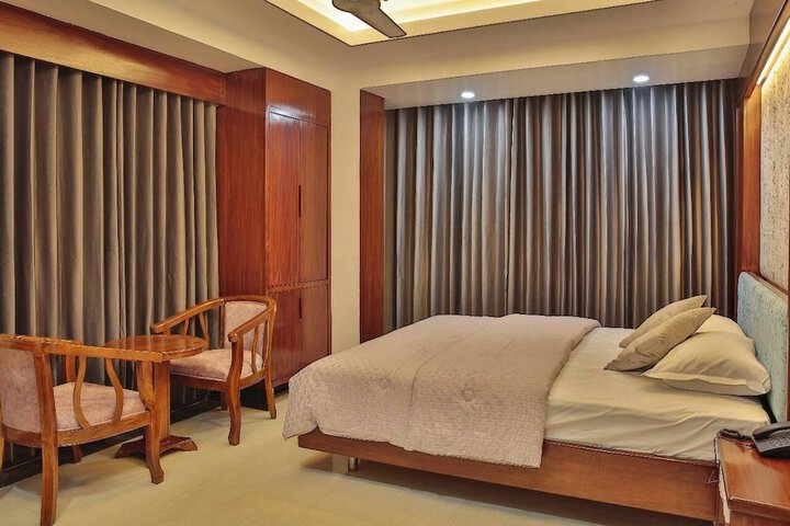 Room 11 of 32