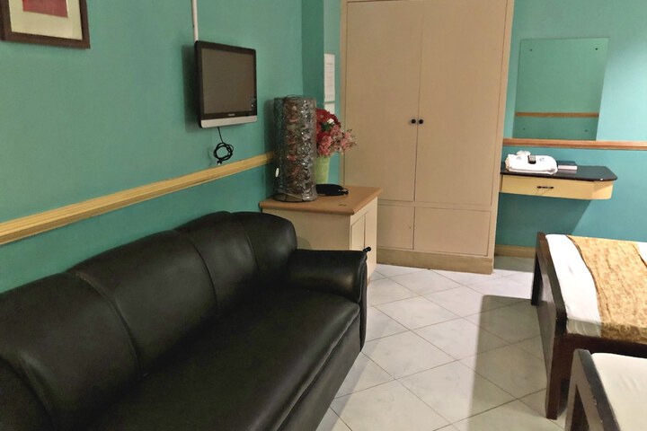 Room 8 of 40