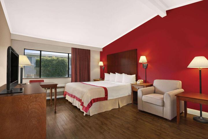 1 King Bed (2 of 8)