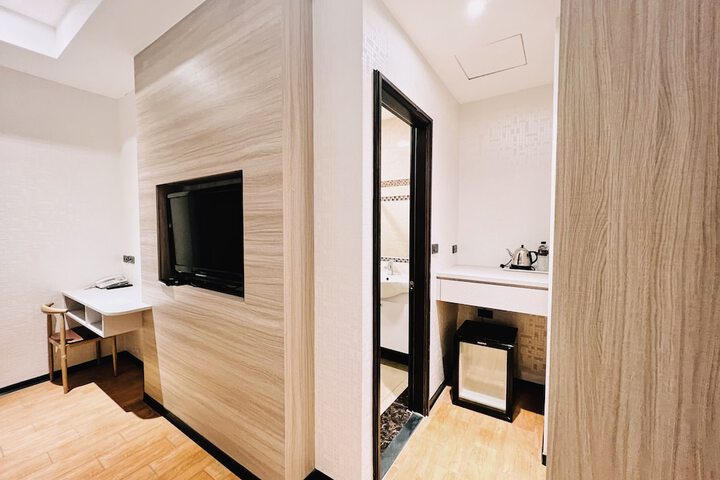 Room 10 of 11