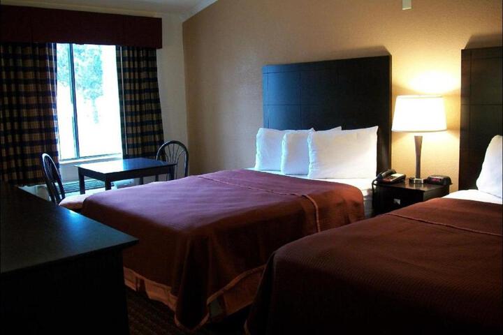 2 Queen Beds (2 of 2)