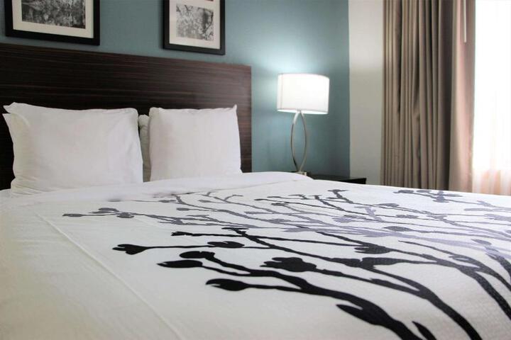 1 Queen Bed (6 of 9)
