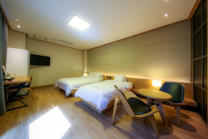 Room 11 of 90