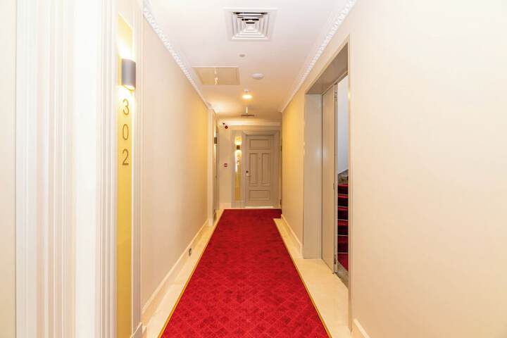 Ballroom/Hall 93 of 102