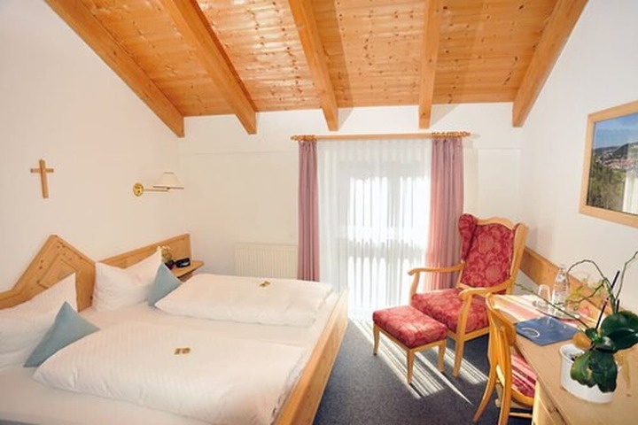 Room 10 of 12