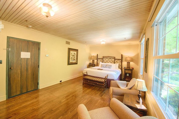 Room 10 of 243