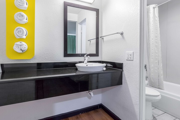 1 Queen Bed Refrigerator (11 of 16)