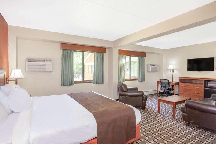 1 King Bed (4 of 4)